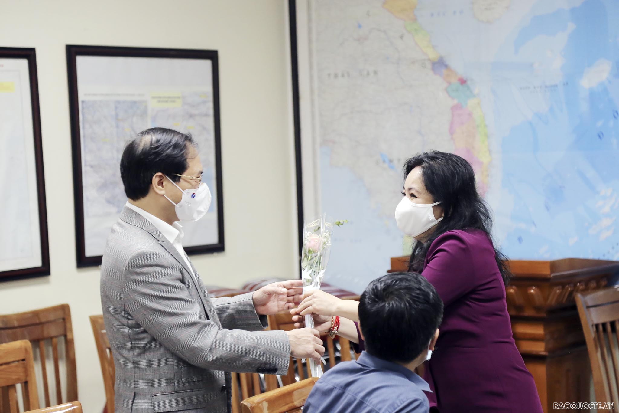 Kỷ niệm Ngày quốc tế Phụ nữ 8/3 và tôn vinh đóng góp của cán bộ nữ cho ngành Ngoại giao