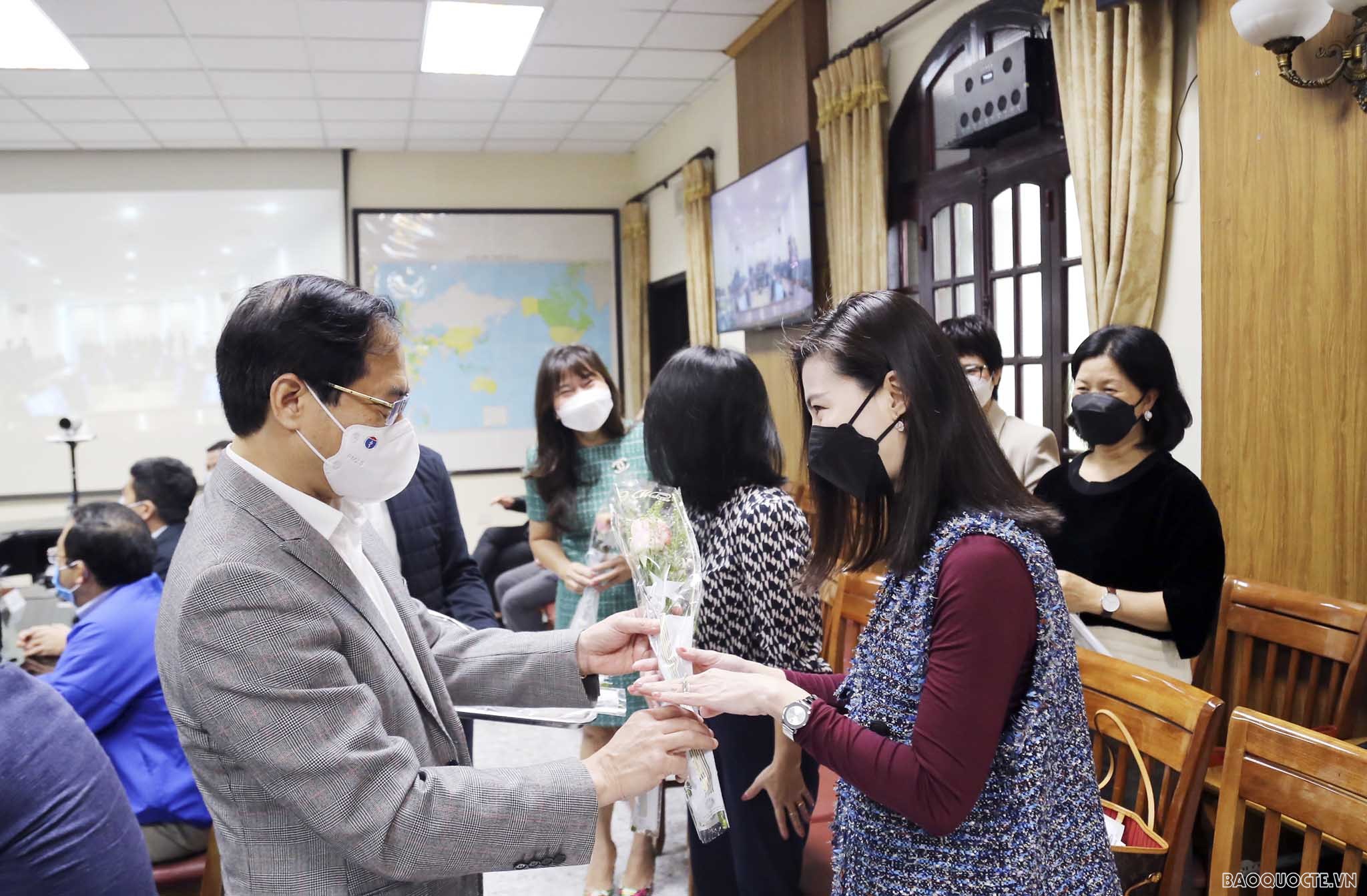 Kỷ niệm Ngày quốc tế Phụ nữ 8/3 và tôn vinh đóng góp của cán bộ nữ cho ngành Ngoại giao