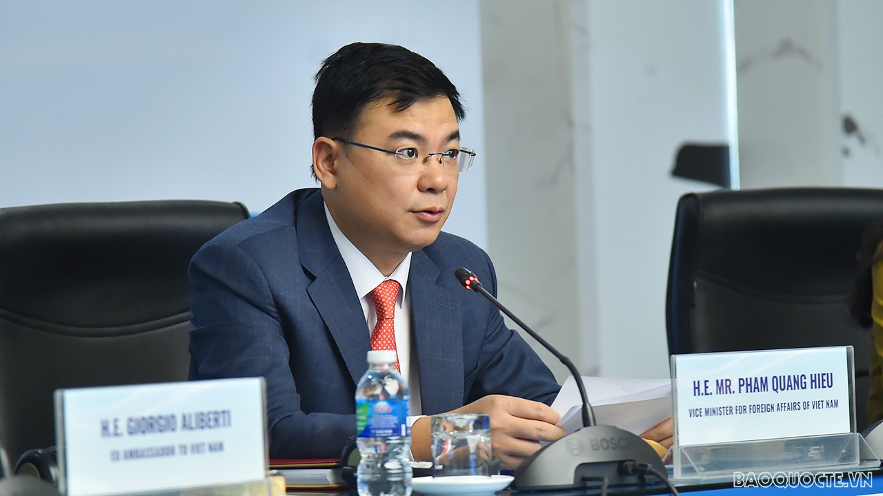 Ngày 16/3, tại Hà Nội, Thứ trưởng Ngoại giao Phạm Quang Hiệu đã dự và phát biểu tại Diễn đàn hợp tác EU-Mekong theo hình thức kết hợp trực tiếp và trực tuyến. Sự kiện có sự tham dự của các Đại sứ, Trưởng Phái đoàn EU tại Việt Nam, Trưởng phái đoàn EU tại Đông Nam Á , học giả… (Ảnh: Tuấn Anh) Ngày 16/3, tại Hà Nội, Thứ trưởng Ngoại giao Phạm Quang Hiệu đã dự và phát biểu tại Diễn đàn hợp tác EU-Mekong theo hình thức kết hợp trực tiếp và trực tuyến. Sự kiện có sự tham dự của các Đại sứ, Trưởng Phái đoàn EU tại Việt Nam, Trưởng phái đoàn EU tại