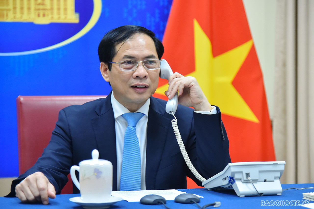 Bộ trưởng Bùi Thanh Sơn điện đàm với Bộ trưởng Ngoại giao Nga và Ukraine trao đổi về tình hình xung đột tại Ukraine