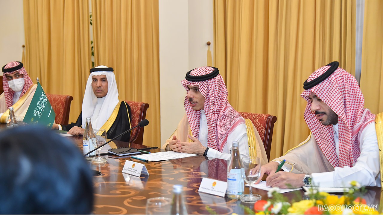 Bộ trưởng Ngoại giao Bùi Thanh Sơn đón, hội đàm với Bộ trưởng Ngoại giao Saudi Arabia Faisal bin Farhan Al Saud