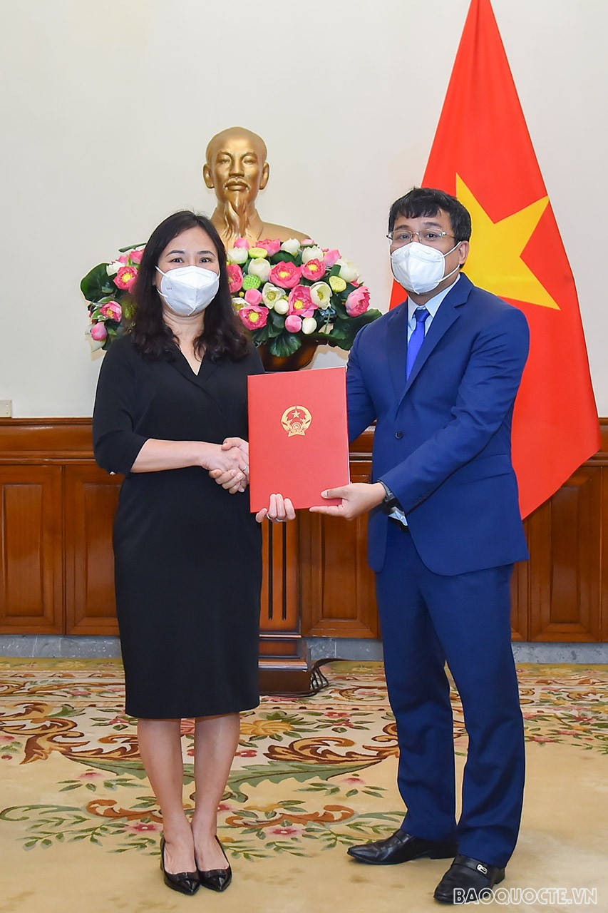 Tại buổi lễ, Thứ trưởng Thường trực Nguyễn Minh Vũ đã trao quyết định tiếp nhận và điều động bà Trịnh Thị Tâm, nguyên Công sứ-Người thứ 2, Đại sứ quán Việt Nam tại Lào, giữ chức Phó Vụ trưởng Vụ Đông Nam Á-Nam Á-Nam Thái Bình Dương.