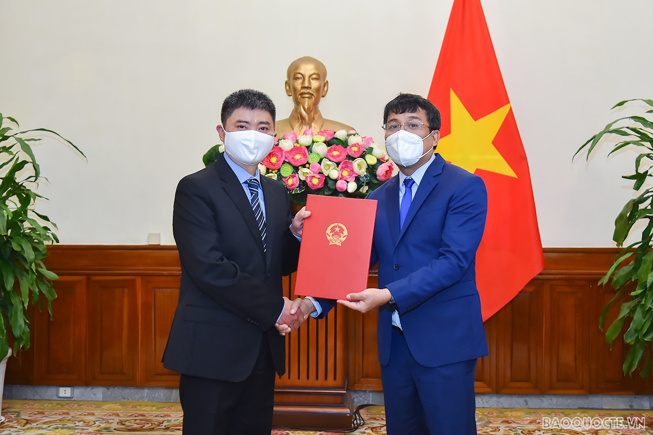 Thứ trưởng Thường trực Nguyễn Minh Vũ đã trao quyết định tiếp nhận và điều động ông Trần Thanh Tâm, nguyên Tham tán-Người thứ 2, Đại sứ quán Việt Nam tại Mexico, giữ chức Phó Vụ trưởng Vụ châu Mỹ.