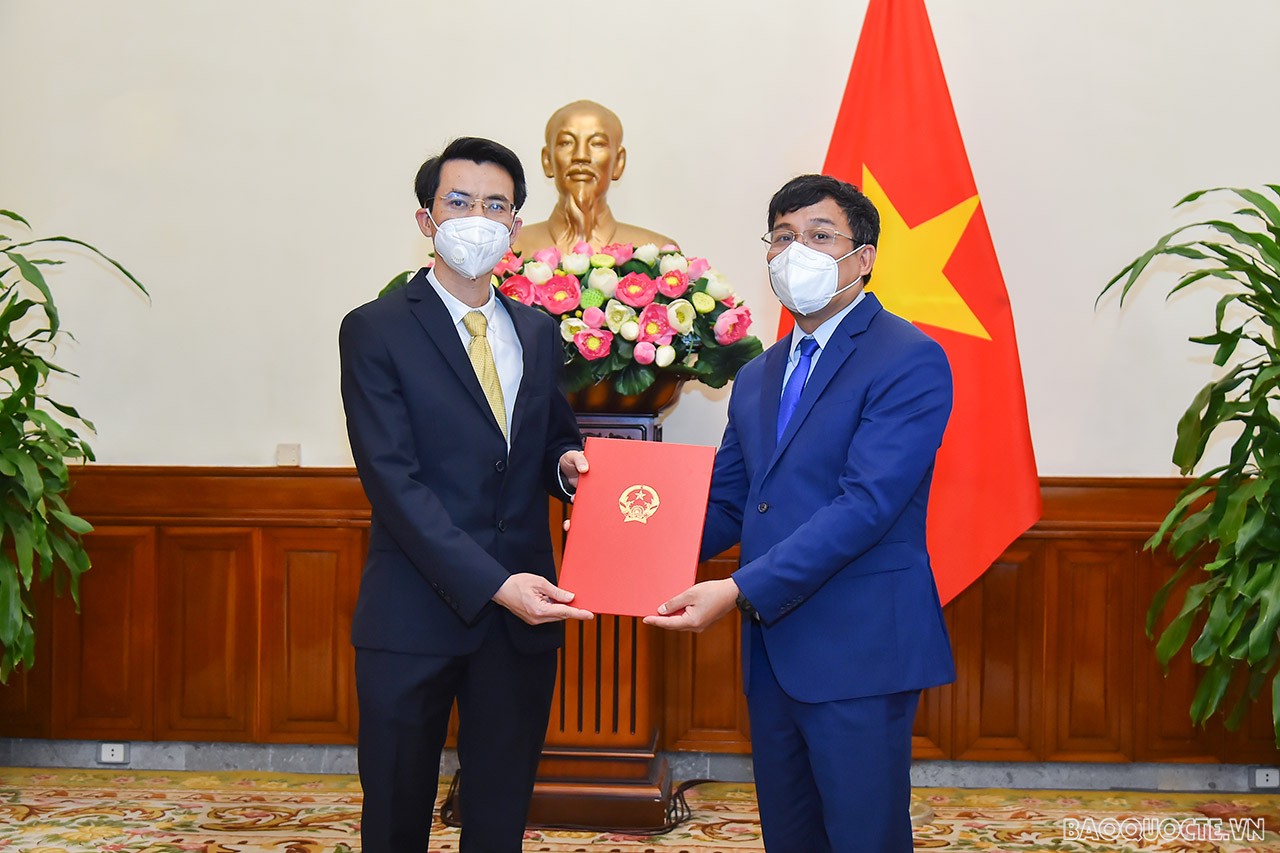 Thứ trưởng Thường trực Nguyễn Minh Vũ đã trao quyết định điều động ông Nguyễn Lương Ngọc, Phó Vụ trưởng Vụ Thi đua-khen thưởng và Truyền thống ngoại giao, giữ chức Phó Vụ trưởng Vụ Luật pháp và Điều ước quốc tế.