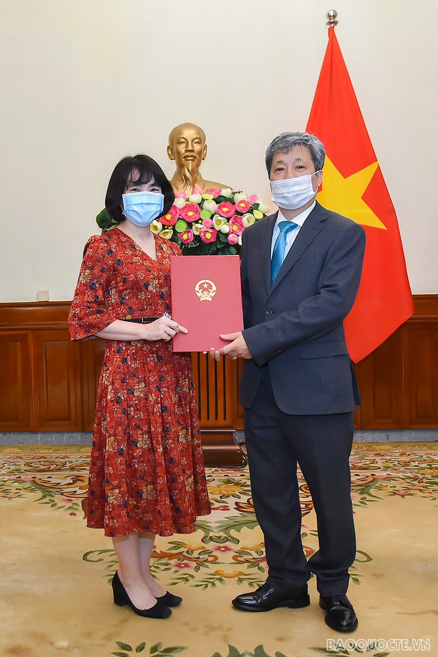 Cùng ngày, Vụ trưởng Vụ Tổ chức Cán bộ Trần Ngọc An đã trao quyết định công nhận bà Nguyễn Thị Hải Hiền là Tập sự Phó Vụ trưởng Thanh tra Bộ.