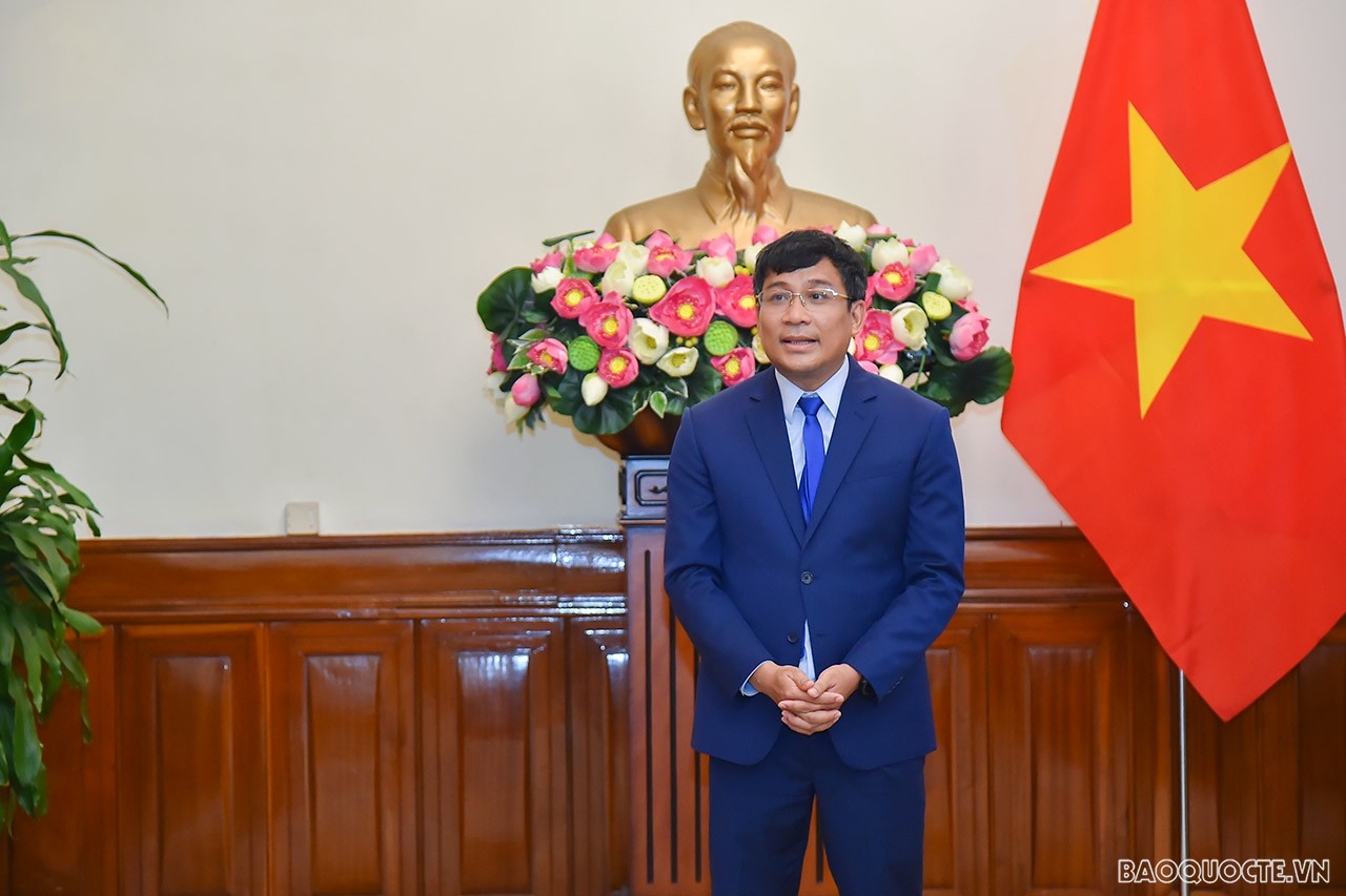 Phát biểu tại buổi lễ trao quyết định, Thứ trưởng Thường trực Nguyễn Minh Vũ chúc mừng các cán bộ được điều động vào vị trí công tác mới; đồng thời khẳng định, đây là sự tin tưởng của Ban cán sự Đảng Bộ, Bộ trưởng Bùi Thanh Sơn và tập thể Lãnh đạo Bộ đối với phẩm chất, năng lực của cán bộ nhận quyết định lần này. 