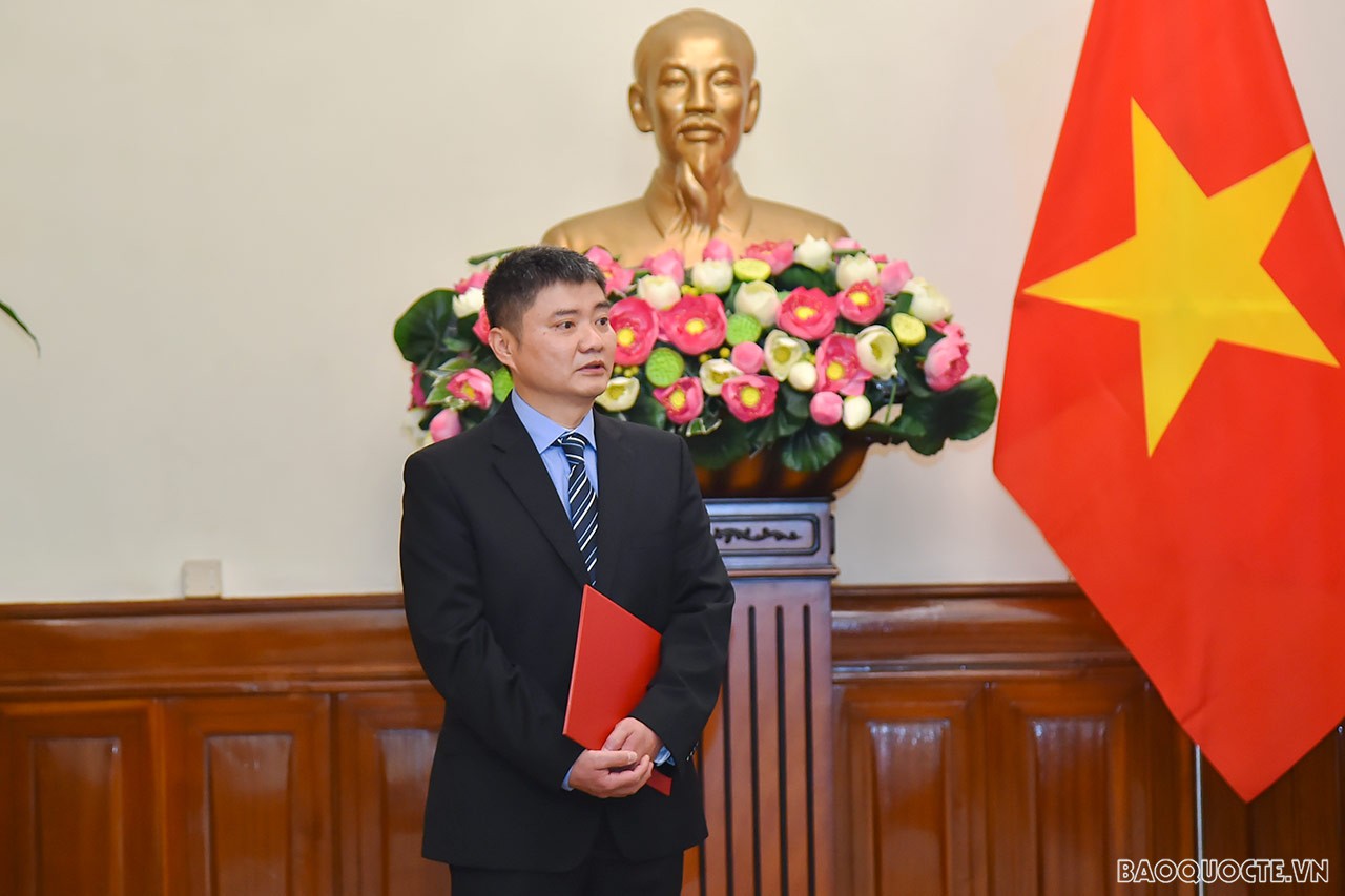 Thay mặt cho các cán bộ nhận quyết định, ông Trần Thanh Tâm bày tỏ vinh dự khi được tập thể Lãnh đạo Bộ tin tưởng phân công nhiệm vụ mới; khẳng định sẽ cố gắng hết sức mình để hoàn thành tốt công việc được giao, xứng đáng với sự tin cậy của Lãnh đạo Bộ.