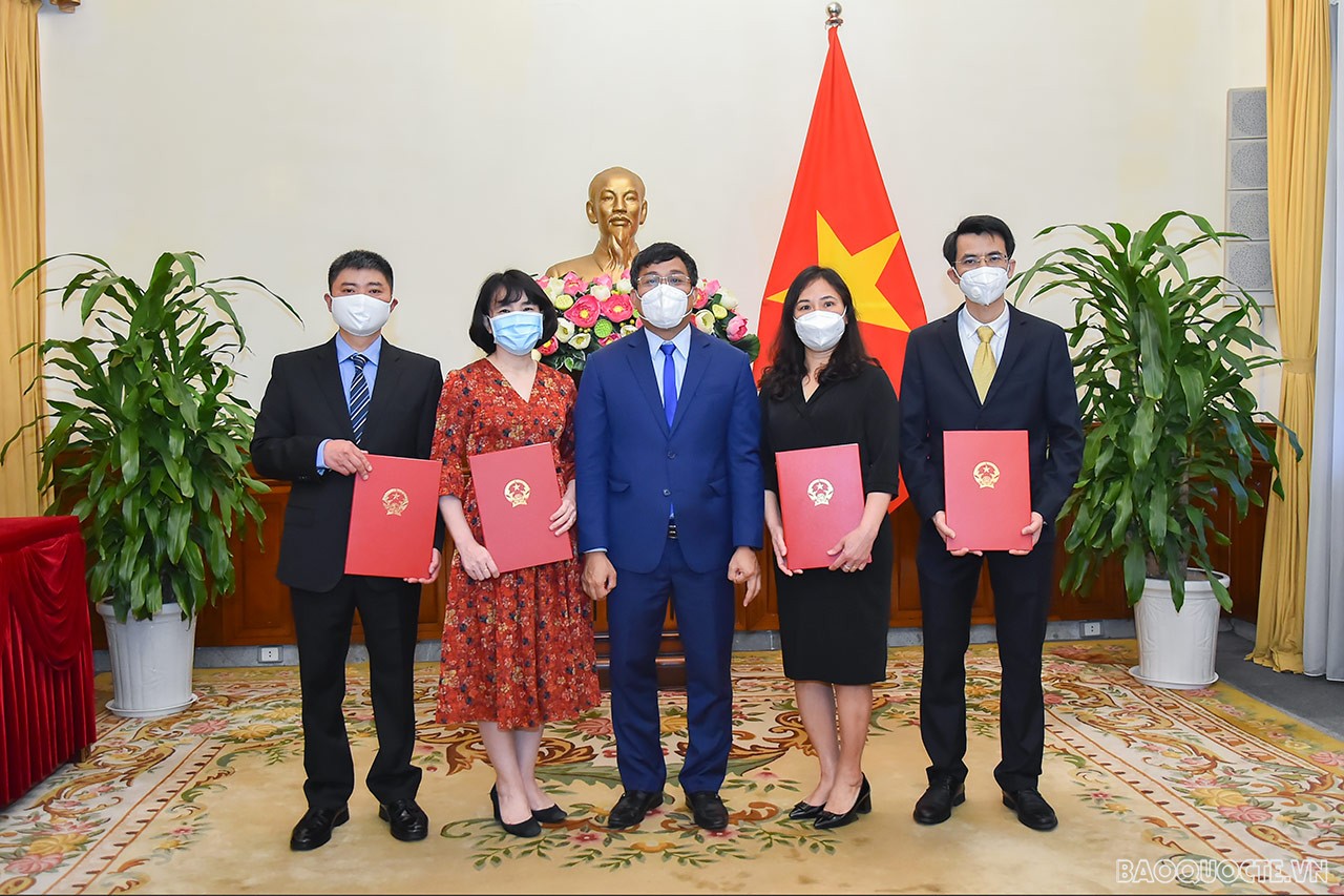 Cho rằng, đây là những cán bộ có thâm niên công tác, giàu kinh nghiệm đối ngoại, Thứ trưởng Thường trực nhấn mạnh, sự kiện hôm nay là dấu mốc quan trọng trong quá trình công tác của mỗi cán bộ; bày tỏ mong muốn các cán bộ sẽ có thêm năng lượng mới, cảm hứng mới để tiếp tục học hỏi, nỗ lực… xây dựng tập thể đơn vị đoàn kết, đóng góp vào nhiệm vụ chính trị chung của Bộ.