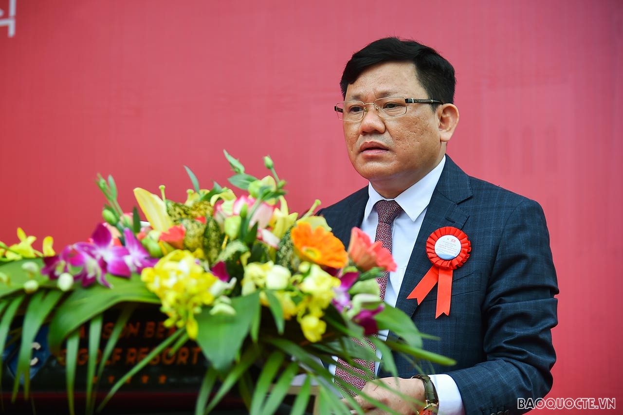 Phát biểu khai mạc Triển lãm, Phó Chủ tịch Thường trực UBND tỉnh Thanh Hóa Nguyễn Văn Thi nêu rõ, Triển lãm là sự kiện nằm trong chuỗi các sự kiện tại Hội nghị ‘Gặp gỡ Hàn Quốc 2022’ hướng tới kỷ niệm 30 năm thiết lập quan hệ ngoại giao Việt Nam-Hàn Quốc.