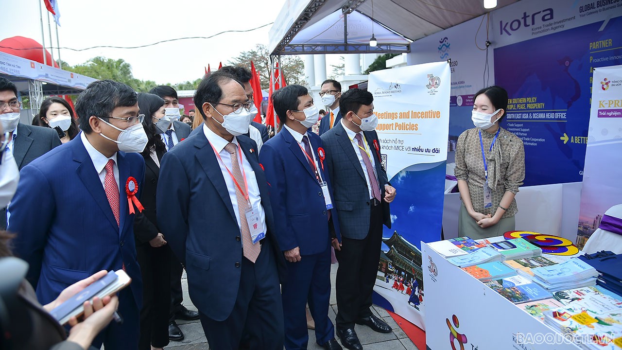 Toàn cảnh Triển lãm trưng bày sản phẩm tiêu biểu Việt Nam-Hàn Quốc