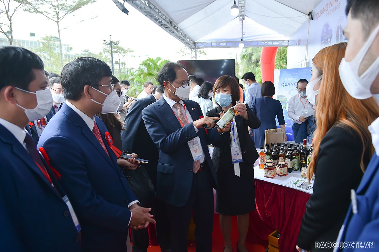 Triển lãm trưng bày sản phẩm tiêu biểu Việt Nam-Hàn Quốc tại Thanh Hóa diễn ra đến ngày 26/3 sẽ là cơ hội để các địa phương, doanh nghiệp trong nước, trong tỉnh và của Hàn Quốc quảng bá, giới thiệu sản phẩm cũng như trao đổi, hợp tác kinh doanh. Qua đó mở rộng liên kết, thúc đẩy phát triển thị trường đầy tiềm năng ở cả hai chiều Việt Nam - Hàn Quốc.