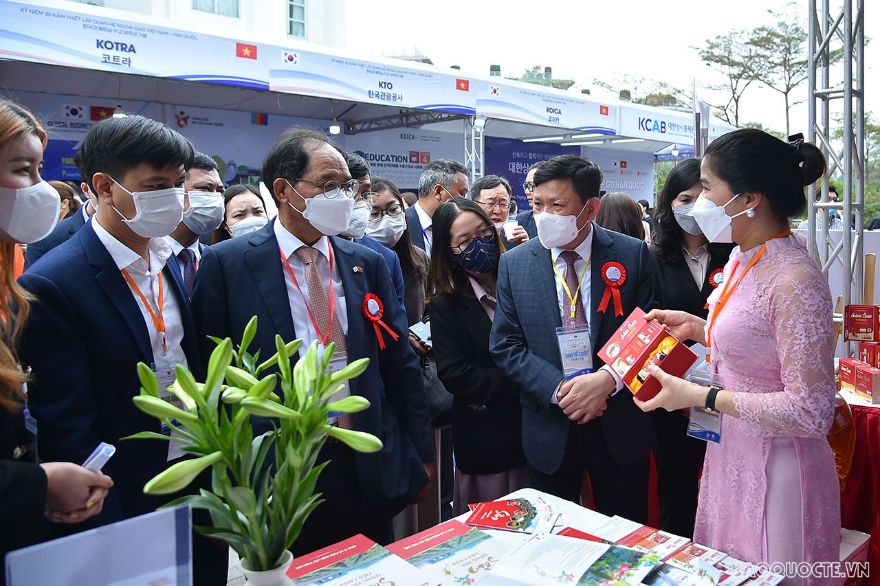 Toàn cảnh Triển lãm trưng bày sản phẩm tiêu biểu Việt Nam-Hàn Quốc