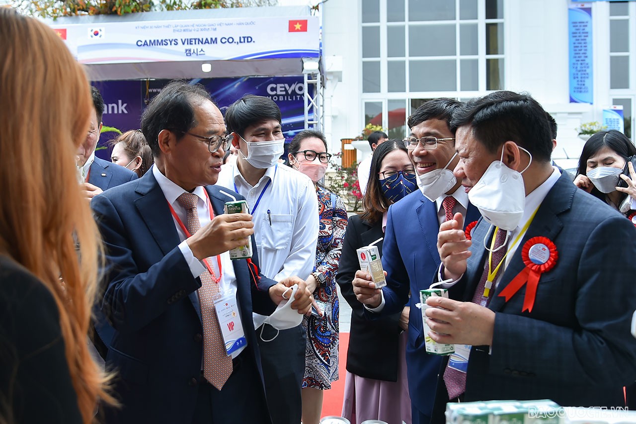 Toàn cảnh Triển lãm trưng bày sản phẩm tiêu biểu Việt Nam-Hàn Quốc