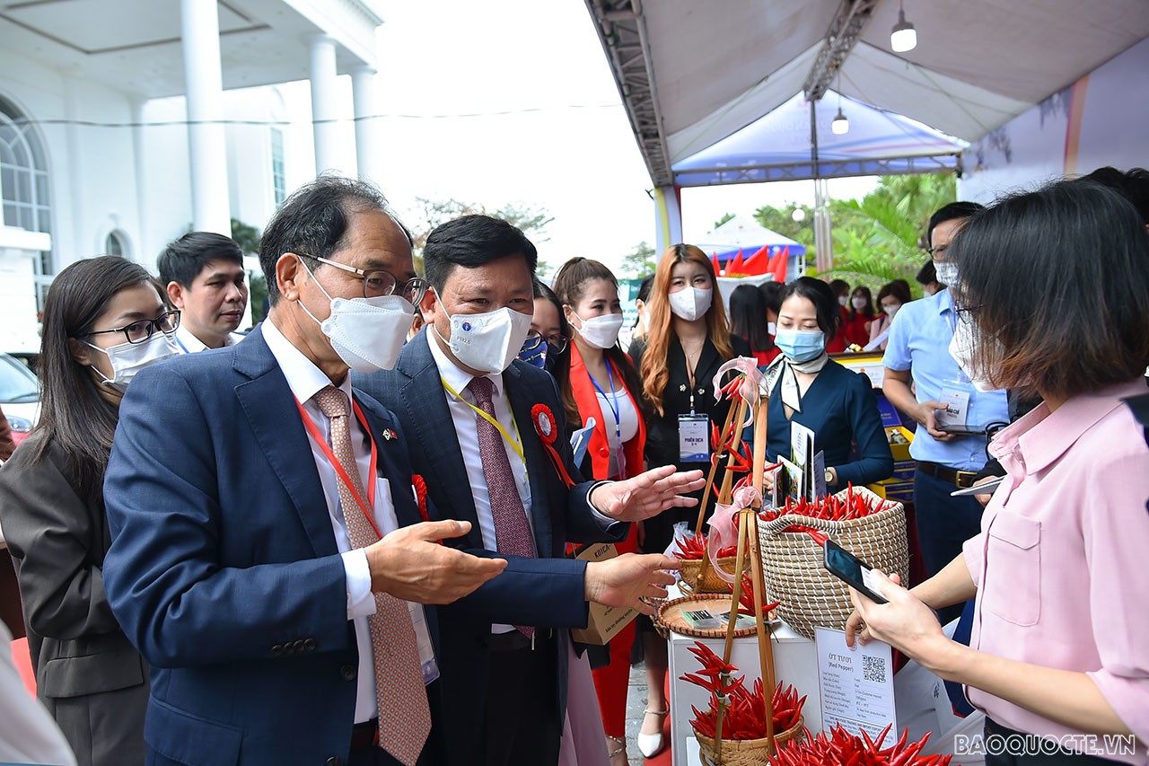 Toàn cảnh Triển lãm trưng bày sản phẩm tiêu biểu Việt Nam-Hàn Quốc