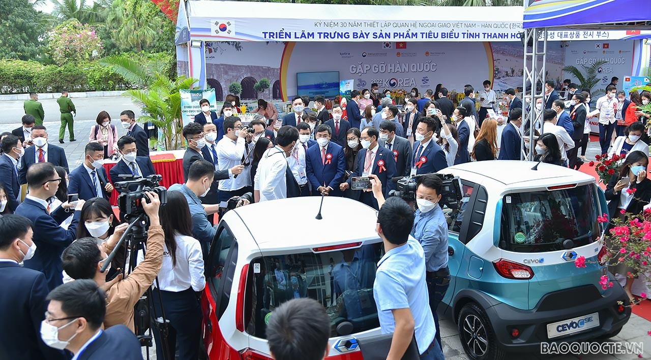 Triển lãm trưng bày sản phẩm tiêu biểu Việt Nam-Hàn Quốc, gồm 29 gian hàng trưng bày của các đơn vị, tổ chức, doanh nghiệp, trong đó các tổ chức và doanh nghiệp Hàn Quốc có 12 gian hàng. 