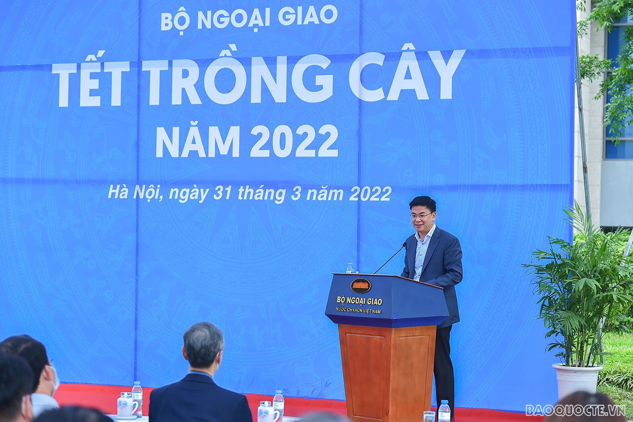 Phát biểu tại Lễ phát động, thay mặt Bộ trưởng Ngoại giao Bùi Thanh Sơn, Thứ trưởng Phạm Quang Hiệu cho rằng, những năm qua, thiên tai và các hiện tượng biến đổi khí hậu gia tăng ở khắp nơi trên thế giới, trong đó có Việt Nam, để lại hậu quả rất nặng nề. Bảo vệ môi trường trở thành một nhu cầu thiết yếu của mỗi quốc gia.