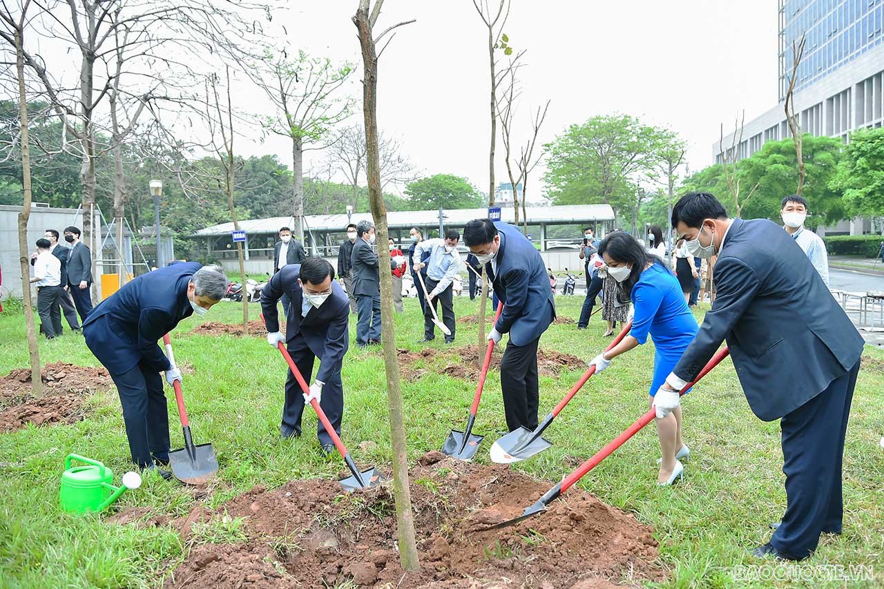 Tham dự sự kiện có Thứ trưởng Ngoại giao, Đại sứ Hà Kim Ngọc; Thứ trưởng Ngoại giao Phạm Quang Hiệu; Trợ lý Bộ trưởng Ngoại giao Nguyễn Minh Vũ; đại diện lãnh đạo các đơn vị trong Bộ.