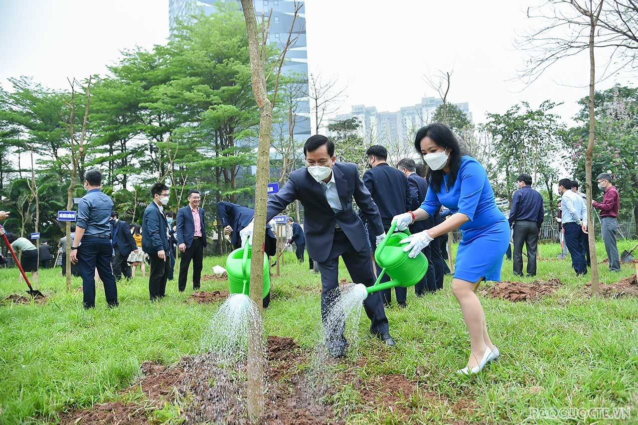 Việc làm này không chỉ nhằm góp phần làm đẹp cảnh quan, tạo môi trường “xanh, sạch, đẹp” tại trụ sở mới của Bộ, mà hơn thế nữa, Tết trồng cây còn nâng cao tinh thần trách nhiệm mỗi người đối với thiên nhiên, môi trường.