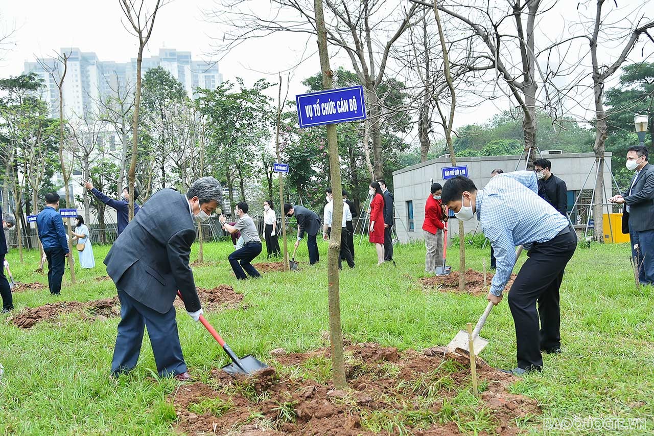 Công đoàn Bộ đã phối hợp chặt chẽ với các đơn vị liên quan: Cục Ngoại vụ, Ban Quản lý dự án, Cục Quản trị Tài vụ… để chuẩn bị xây dựng kế hoạch chi tiết tổ chức chương trình Lễ phát động lần này. Trong ảnh: Vụ trưởng Vụ Tổ chức cán bộ Trần Ngọc An và các cán bộ 