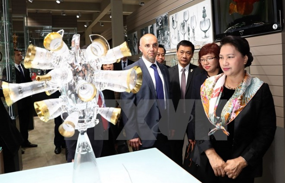 Chủ tịch Quốc hội Nguyễn Thị Kim Ngân thăm thủ phủ pha lê của Czech