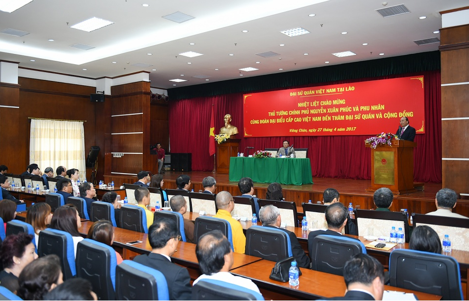 Thủ tướng thăm và nói chuyện với kiều bào tại Lào