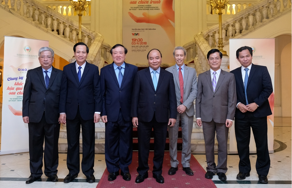 “Chung tay khắc phục hậu quả bom mìn sau chiến tranh”