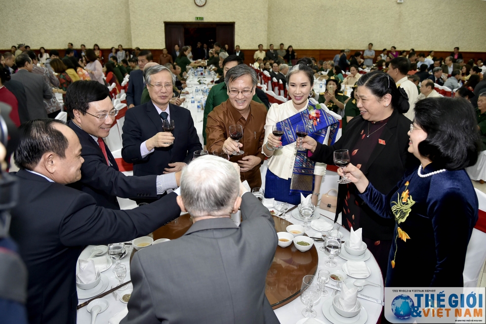 thuc hien nghi le buoc chi co tay tai tet co truyen bunpimay lao tai ha noi