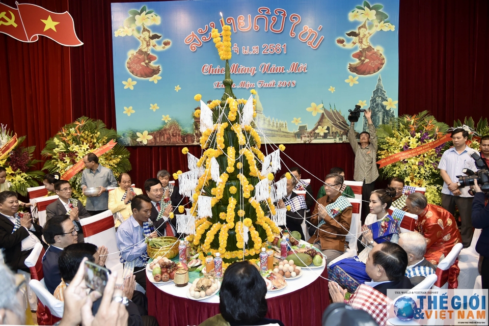 thuc hien nghi le buoc chi co tay tai tet co truyen bunpimay lao tai ha noi