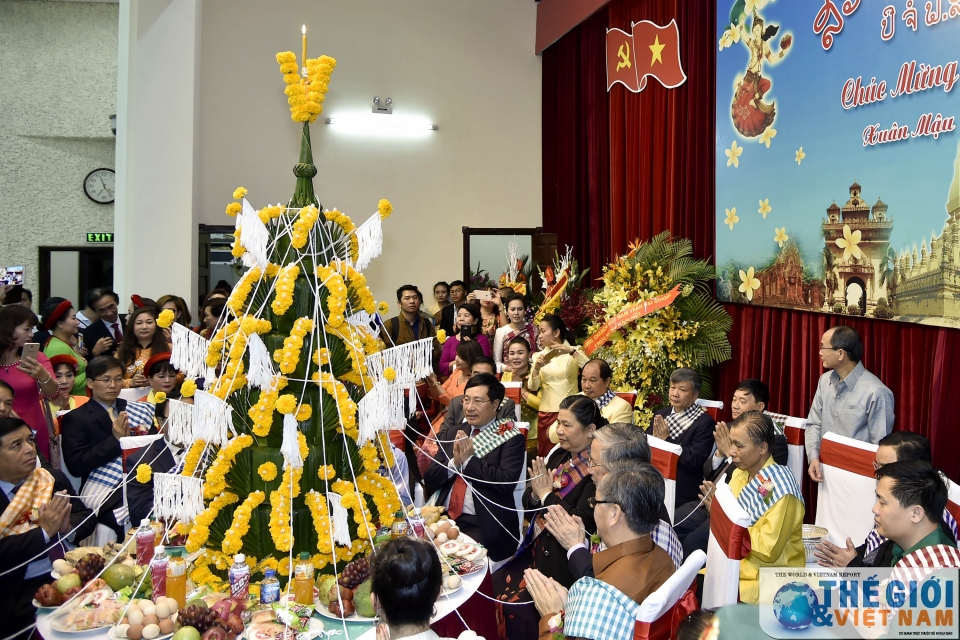 thuc hien nghi le buoc chi co tay tai tet co truyen bunpimay lao tai ha noi