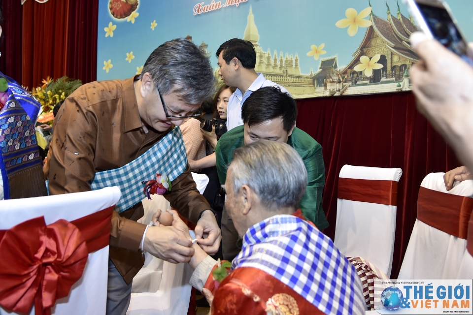 thuc hien nghi le buoc chi co tay tai tet co truyen bunpimay lao tai ha noi