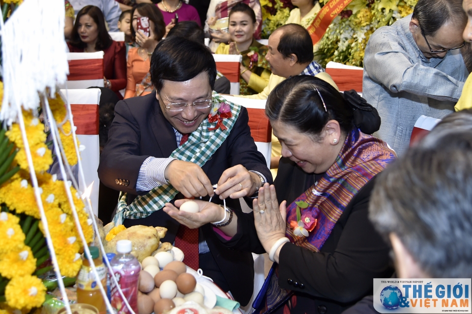 thuc hien nghi le buoc chi co tay tai tet co truyen bunpimay lao tai ha noi