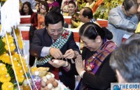 Thực hiện nghi lễ buộc chỉ cổ tay dịp Tết cổ truyền Bunpimay Lào tại Hà Nội