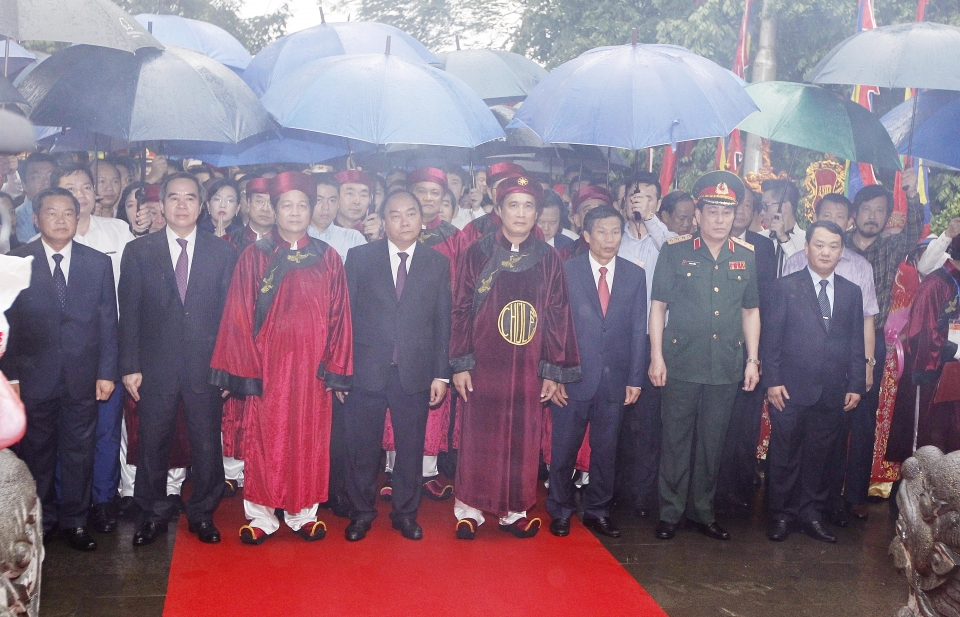 Thủ tướng Nguyễn Xuân Phúc dâng hương tưởng nhớ các Vua Hùng