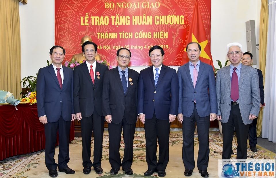 Trao Huân chương cho nguyên Thứ trưởng Ngoại giao Lê Lương Minh và Thạch Dư