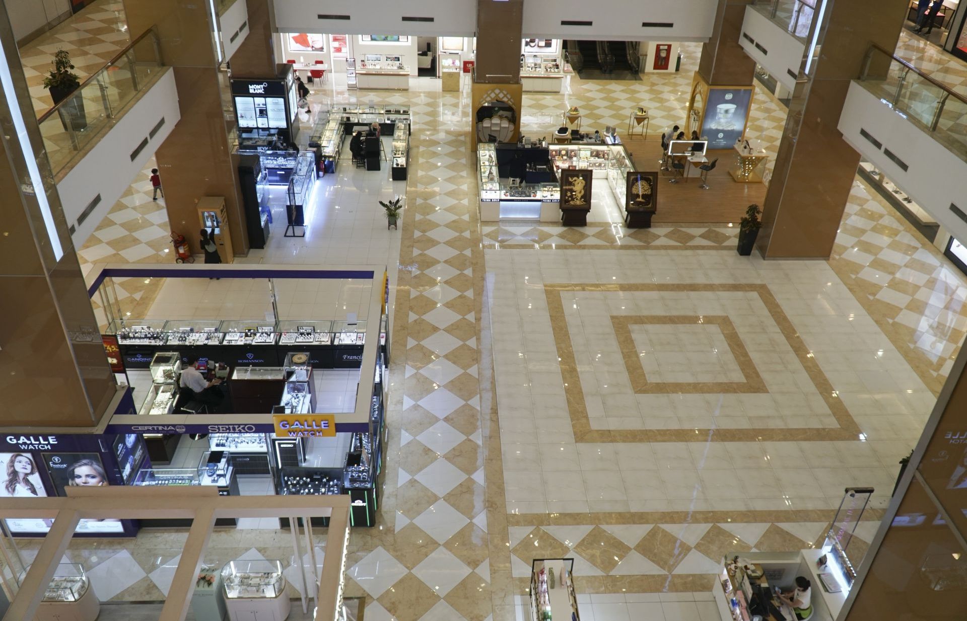 Trung tâm thương mại vắng khách như đang... cách ly xã hội do Covid-19