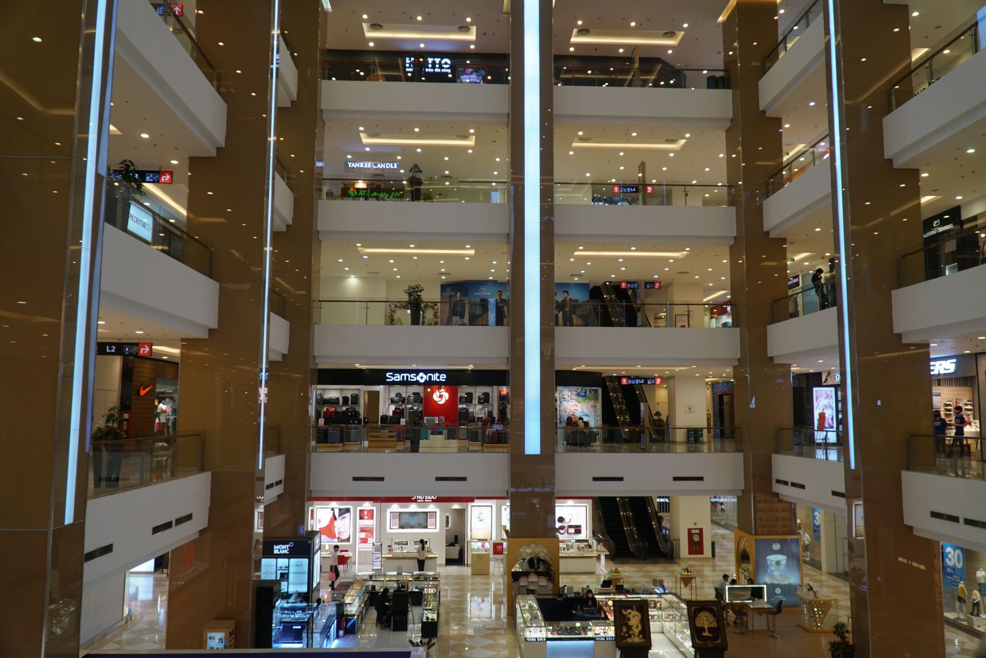 trung tam thuong mai vang khach nhu dang cach ly xa hoi do covid 19