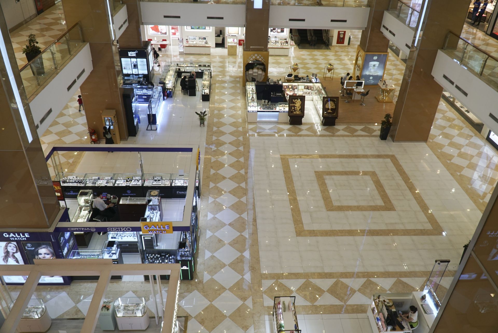 trung tam thuong mai vang khach nhu dang cach ly xa hoi do covid 19