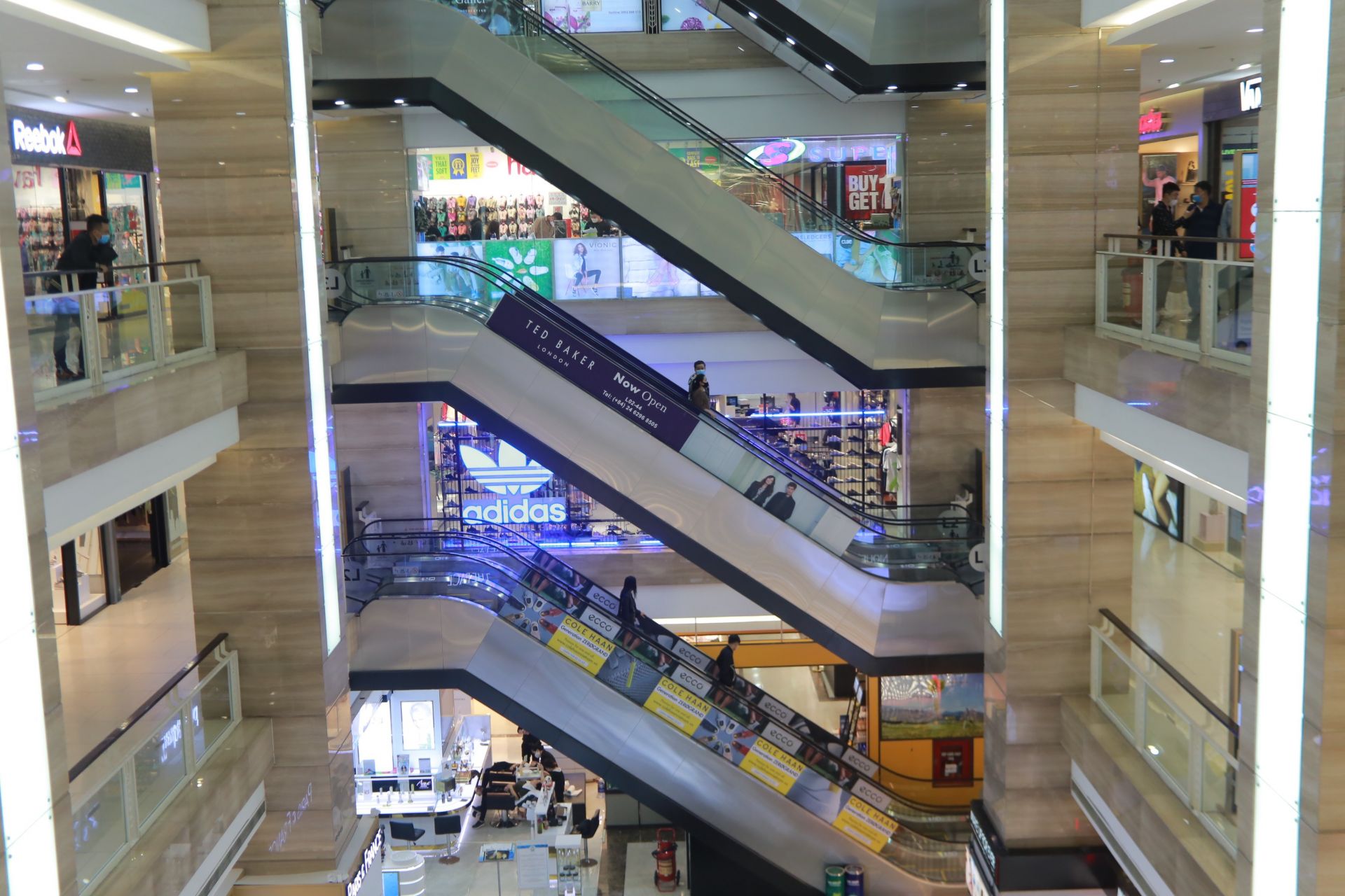 trung tam thuong mai vang khach nhu dang cach ly xa hoi do covid 19