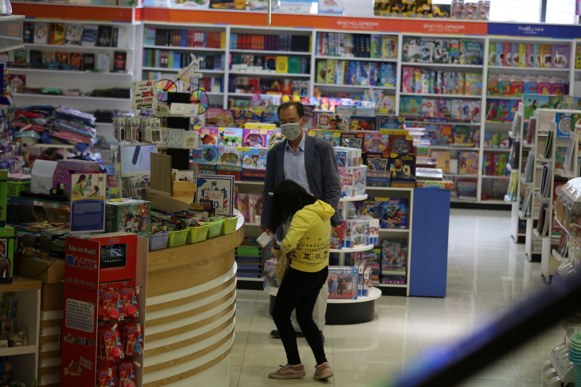 trung tam thuong mai vang khach nhu dang cach ly xa hoi do covid 19