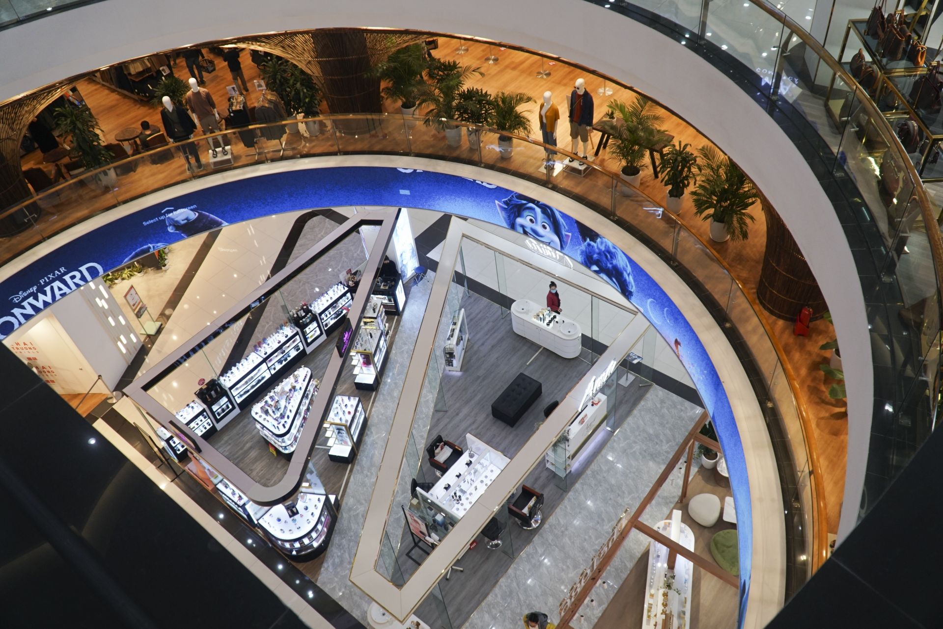 trung tam thuong mai vang khach nhu dang cach ly xa hoi do covid 19