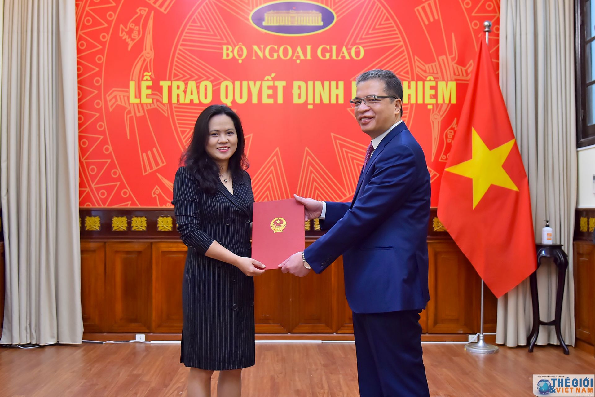 thu truong ngoai giao dang minh khoi trao quyet dinh bo nhiem can bo cap vu