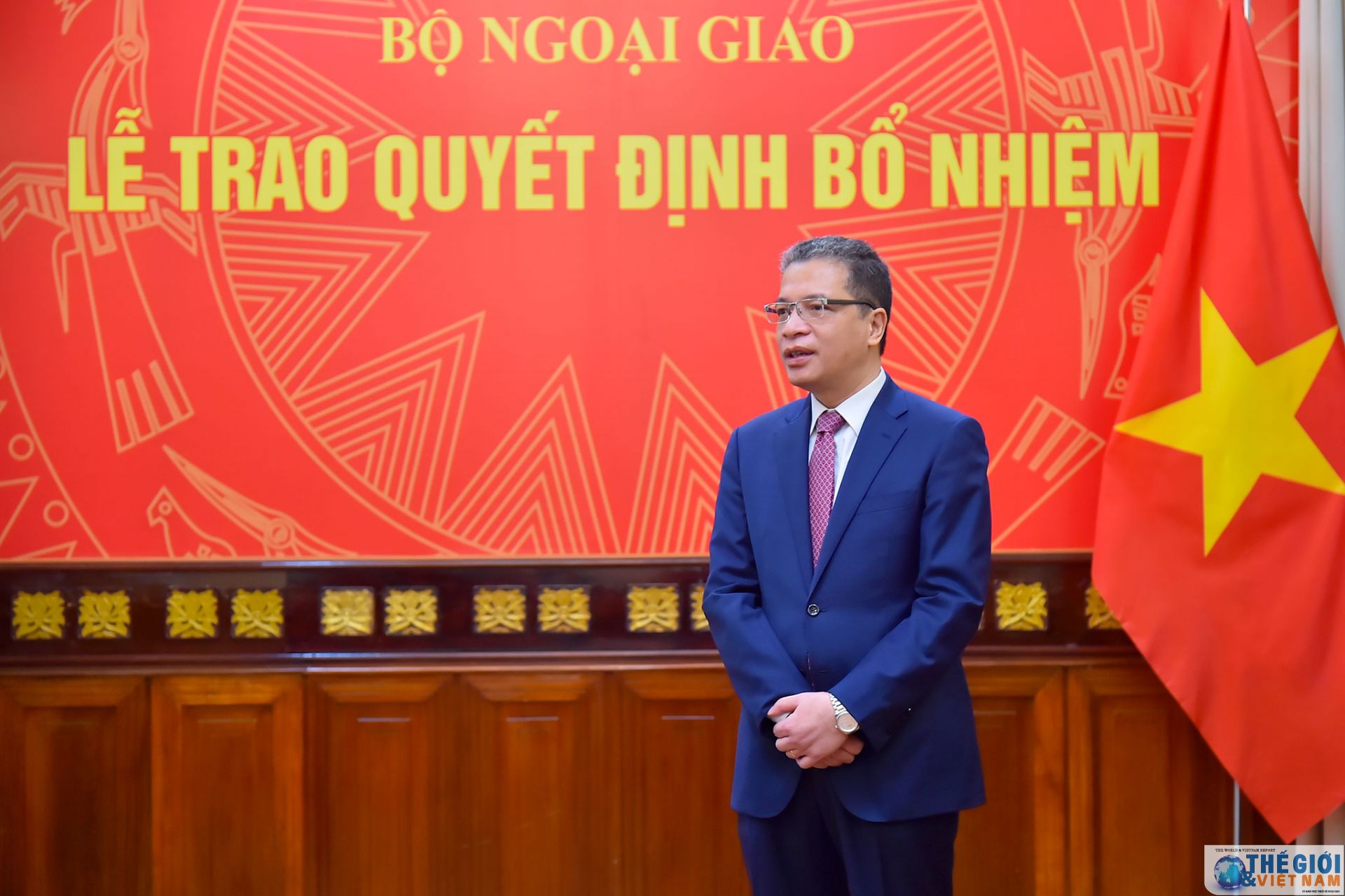 thu truong ngoai giao dang minh khoi trao quyet dinh bo nhiem can bo cap vu