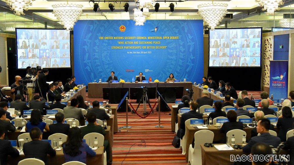 Bộ trưởng Ngoại giao Bùi Thanh Sơn: Chưa có hòa bình bền vững chừng nào vết thương của chiến tranh chưa được chữa lành Bộ trưởng Ngoại giao Bùi Thanh Sơn: Chưa có hòa bình bền vững chừng nào vết thương của chiến tranh chưa được chữa lành