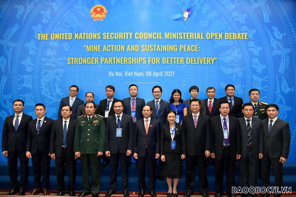 Bộ trưởng Ngoại giao Bùi Thanh Sơn: Chưa có hòa bình bền vững chừng nào vết thương của chiến tranh chưa được chữa lành Bộ trưởng Ngoại giao Bùi Thanh Sơn: Chưa có hòa bình bền vững chừng nào vết thương của chiến tranh chưa được chữa lành