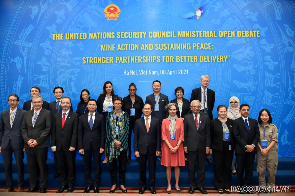 Bộ trưởng Ngoại giao Bùi Thanh Sơn: Chưa có hòa bình bền vững chừng nào vết thương của chiến tranh chưa được chữa lành. (Ảnh: Tuấn Anh) Bộ trưởng Ngoại giao Bùi Thanh Sơn: Chưa có hòa bình bền vững chừng nào vết thương của chiến tranh chưa được chữa lành. (Ảnh: Tuấn Anh)