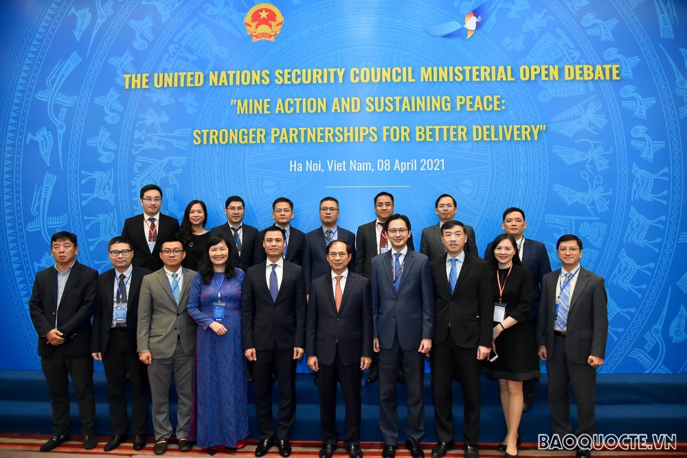 Bộ trưởng Ngoại giao Bùi Thanh Sơn: Chưa có hòa bình bền vững chừng nào vết thương của chiến tranh chưa được chữa lành Bộ trưởng Ngoại giao Bùi Thanh Sơn: Chưa có hòa bình bền vững chừng nào vết thương của chiến tranh chưa được chữa lành