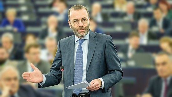 Tình hình Ukraine: Nghị sĩ châu Âu đề xuất loại Nga khỏi hệ thống SWIFT