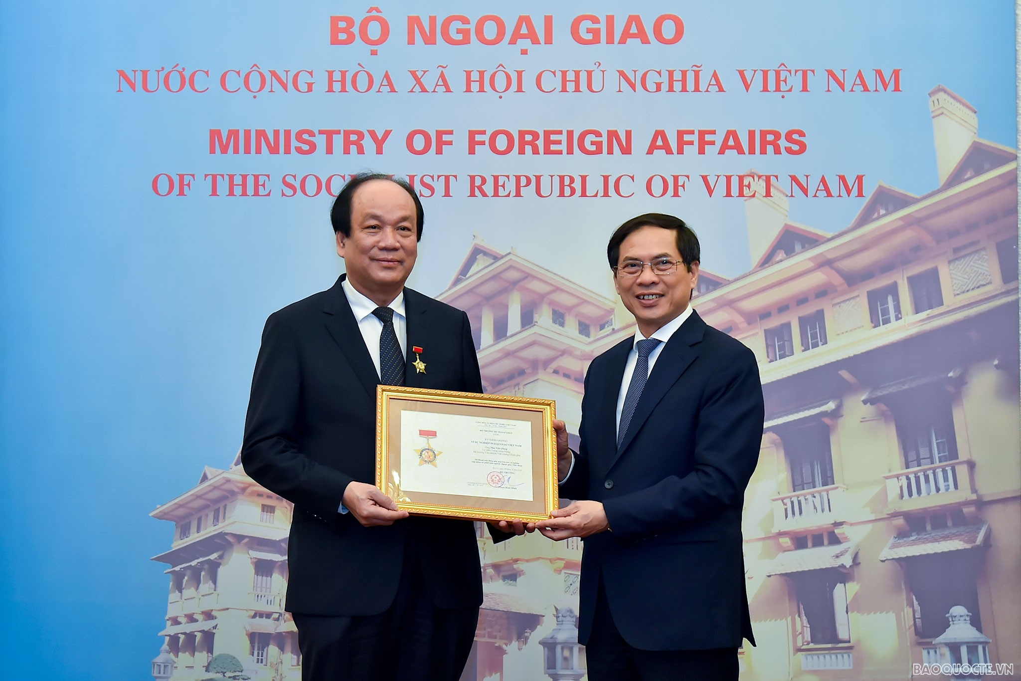 Bộ Ngoại giao trao Kỷ niệm chương Vì sự nghiệp Ngoại giao Việt Nam cho ông Mai Tiến Dũng Bộ Ngoại giao trao Kỷ niệm chương Vì sự nghiệp Ngoại giao Việt Nam cho ông Mai Tiến Dũng