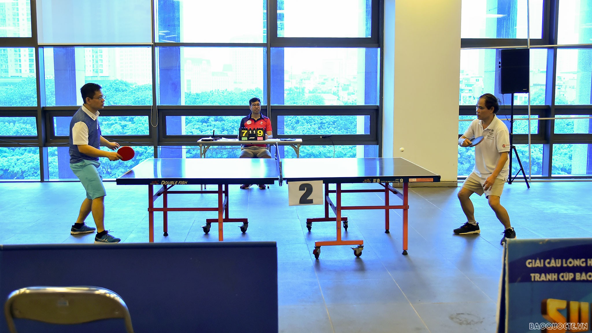  Giải bóng bàn liên vụ mở rộng lần đầu tiên này đã quy tụ gần 40 tay vợt từ các đơn vị trong Bộ tham dự nhằm tăng cường rèn luyện sức khỏe, thể dục thể thao và sự đoàn kết, gắn bó giữa cán bộ, nhân viên và các đồng nghiệp trong Bộ Ngoại giao.