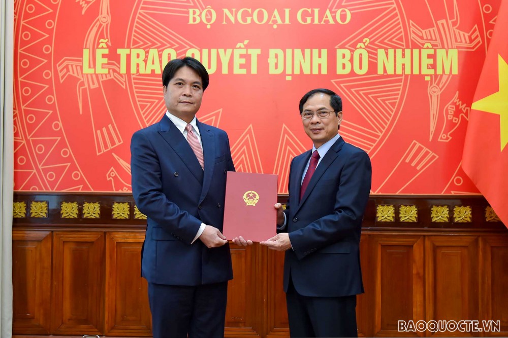 Tại buổi lễ, Ủy viên Trung ương Đảng, Bộ trưởng Ngoại giao Bùi Thanh Sơn đã trao quyết định bổ nhiệm ông Nguyễn Việt Dũng, Vụ trưởng, Phó Trưởng ban Ban thư ký ASEAN Quốc gia 2020, giữ chức Cục trưởng Cục Lễ tân Nhà nước. Tại buổi lễ, Ủy viên Trung ương Đảng, Bộ trưởng Ngoại giao Bùi Thanh Sơn đã trao quyết định bổ nhiệm ông Nguyễn Việt Dũng, Vụ trưởng, Phó Trưởng ban Ban thư ký ASEAN Quốc gia 2020, giữ chức Cục trưởng Cục Lễ tân Nhà nước.